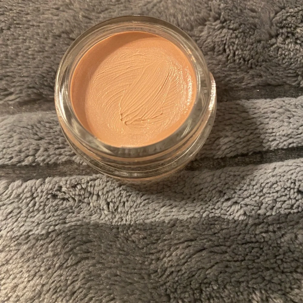 BECCA Under Eye Brightening Corrector - Fair/Light - Gold Packaging